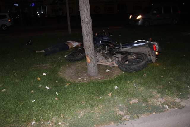 Refüje çarpan motosiklet devrildi: 1 ölü, 1 yaralı
