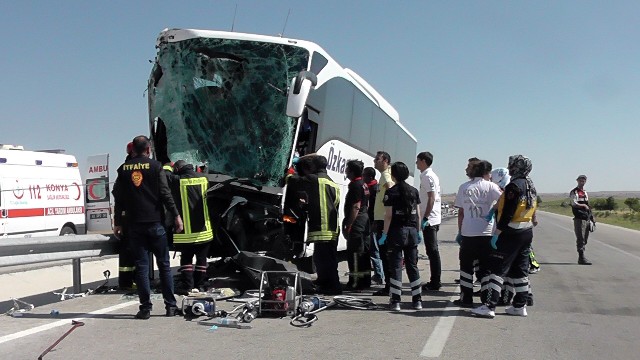 Yolcu otobüsü kepçeye çarptı: 15 yaralı