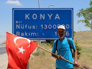 Elinde Türk Bayrağıyla Ankara’ya yürüyen yaşlı adam Konya’ya geldi