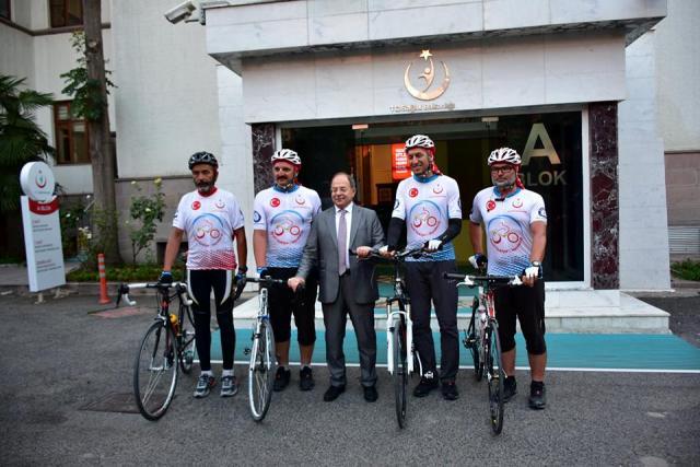 Şehitler anısına pedal çeviren bisikletçilerden Bakan Akdağ'a ziyaret