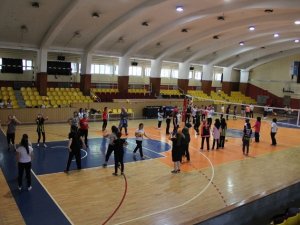 Yaz spor okulları voleybol ile devam ediyor