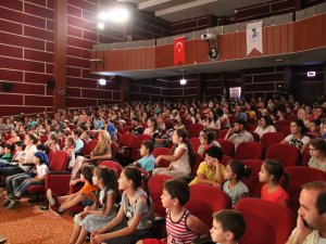 Akşehir'li çocuklar tiyatroya doydu