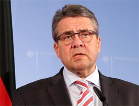 Kendi bakanı Merkel'i topa tuttu!