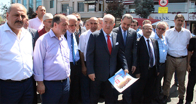 İstanbul'da esnafın vitrinine 15 Temmuz posterleri asıldı