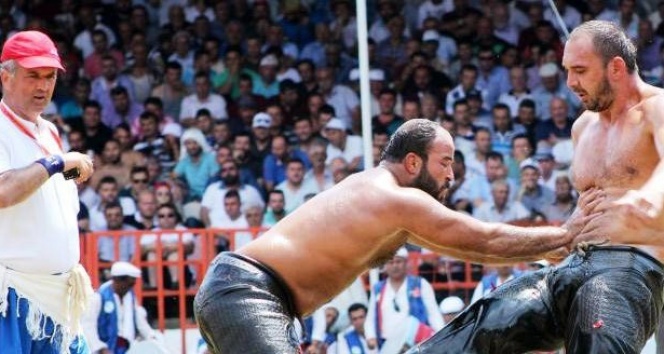 İddialı geliyor, kuzu çevirmeyle beslendi