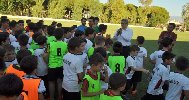 Başkan Alıcık, yaz okulu futbol kursu öğrencilerini izledi