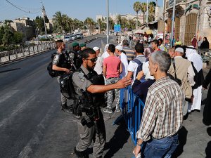 İsrail 3 Filistinliyi öldürdü! Mescid-i Aksa'yı kapattı!