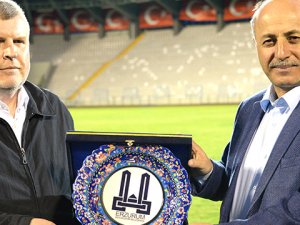 Vali Azizoğlu'ndan plaket