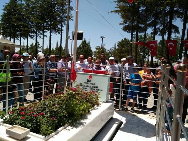 Obruklular,  Halisdemir mezarı başında andı