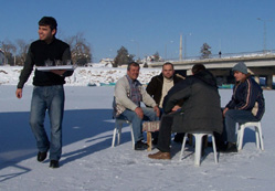Buz tutan göl üzerinde çay servisi