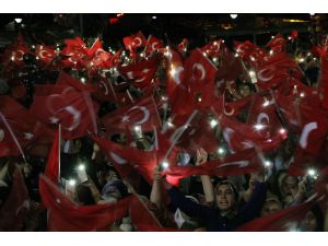 İzmir'de demokrasi nöbeti