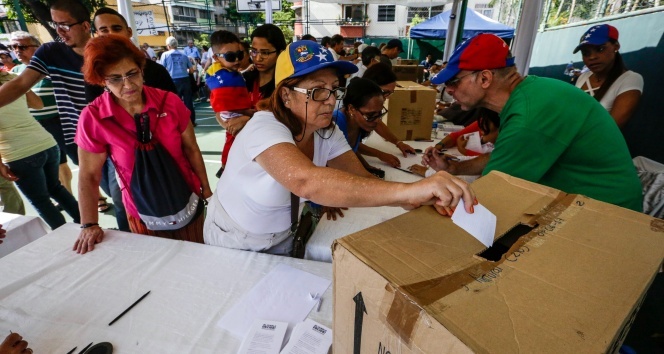Venezuela’da Maduro karşıtı sembolik referandum