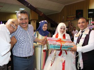 Evlenen çiftlere düğün seti