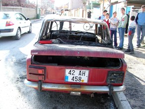 Araçta oynarken yangın çıktı