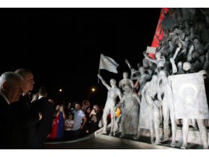 Cumhurbaşkanı Erdoğan Şehitler Abidesi'ni ziyaret etti