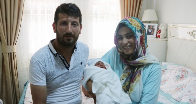 Yeni doğan bebeğinin ismini Ömer Halis koydular