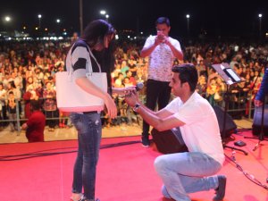 Açık hava konserinde evlilik teklifi