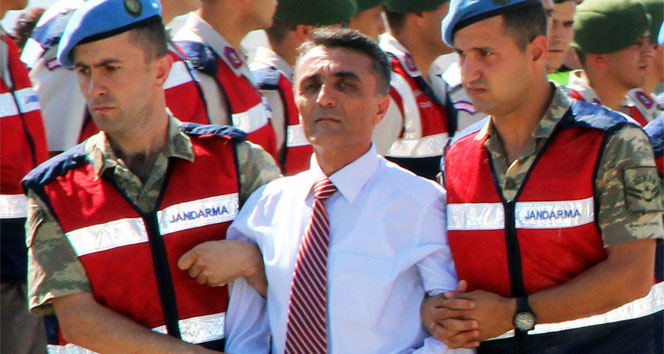 "Seni görevinin başında değil, menfezde korkakça saklanırken yakaladılar"