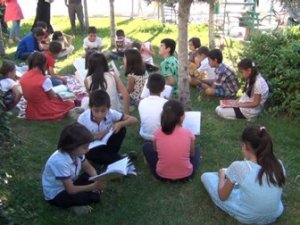 Kitap okumak için her gün parkta buluşuyorlar