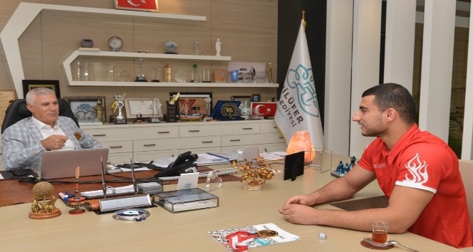 Dünya şampiyonu Akkaya Nilüfer’in gururu oldu