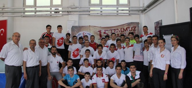 Halterciler 15 Temmuz için kaldırdı