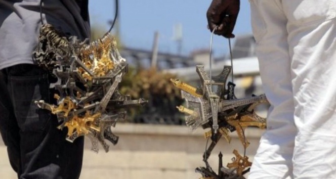 Fransa’da seyyar satıcı anahtarlıkla polisleri dövdü