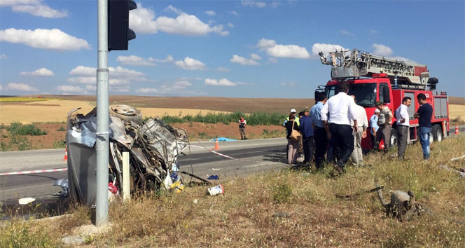 Yolcu otobüsü ile otomobil çarpıştı: 3 ölü, çok sayıda yaralı