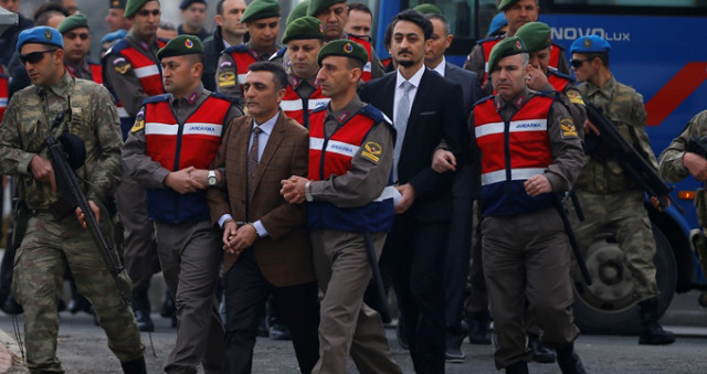 Cumhurbaşkanı avukatı Gülen'in suçlarını sayarken kulaklarını kapattılar