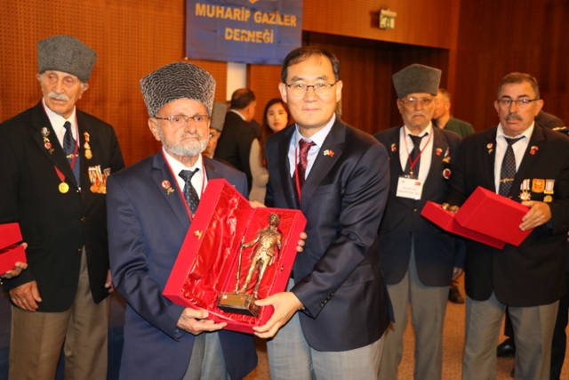 Güney Koreliler, Kore gazileriyle buluştu