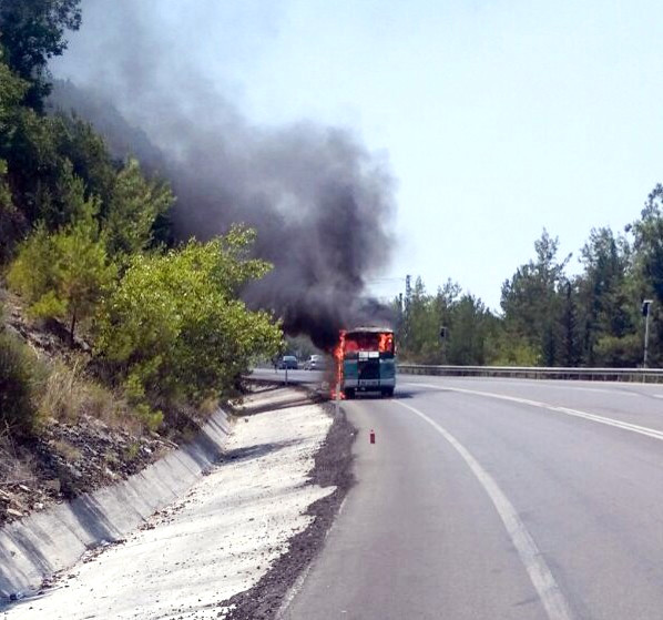 Antalya Konya yolunda minibüs yandı: Canlarını zor kurtardılar