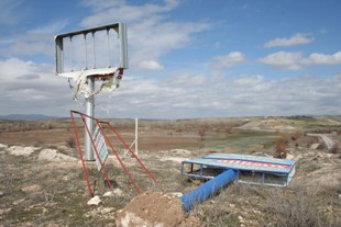 Lodos reklam panolarını yıktı