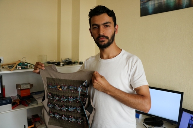 Görme engellilerin "gözü" olacak yelek tasarladı