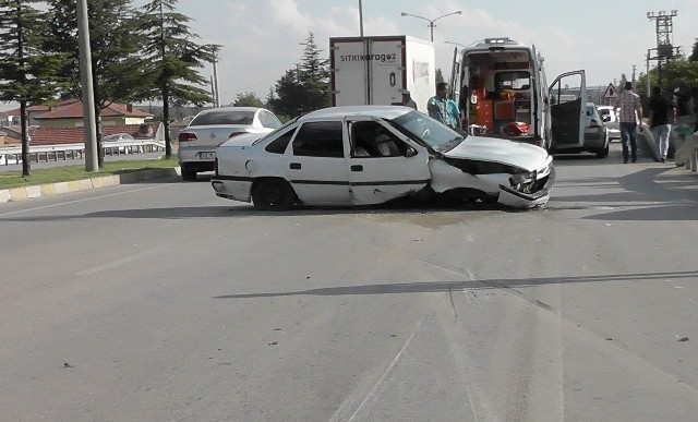 Kontrolden çıkan otomobil bariyerlere çarptı: 2 yaralı