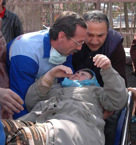 Kaza geçiren kadın hastaneye sedyeyle götürüldü...