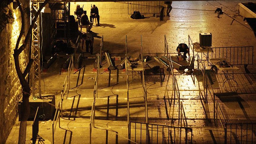 İsrail, Aksa'nın kapılarındaki dedektörleri kaldırdı