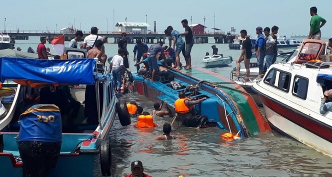 Endonezya'da sürat teknesi devrildi: 10 ölü