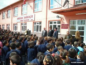 Kardeş okul öğrencileri birlikte fidan dikti
