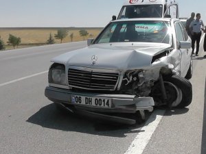 Konya'da otomobil bariyerlere çarptı