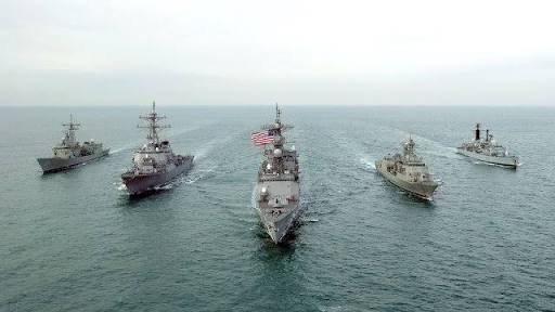 ABD gemisinden İran devriye botuna uyarı ateşi