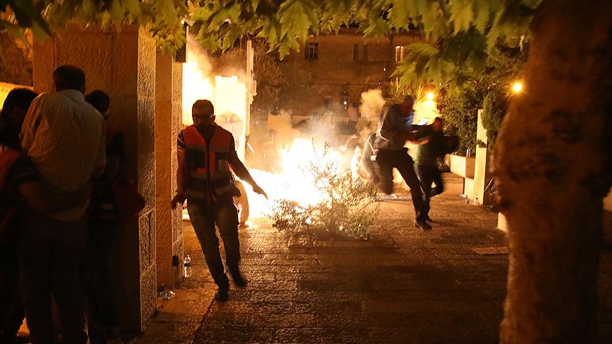 İsrail polisi namaz sonrası cemaatten 13 kişiyi yaraladı