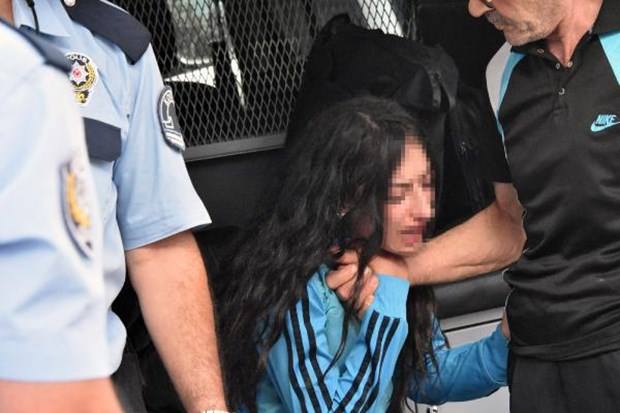 Drif yaparken kaza yaptı, krize girip otomobilini yakmaya kalkıştı