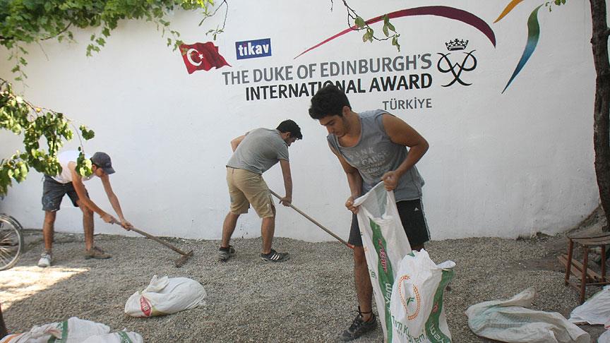 İlk kez fırça ve kürek tutup ofis yenilediler