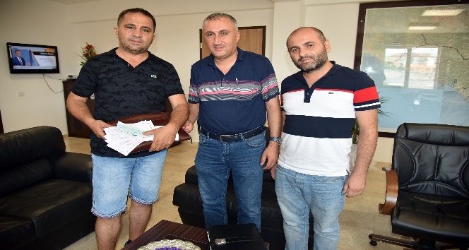 Çöpte 66 bin TL değerinde evrak dolu çanta buldu