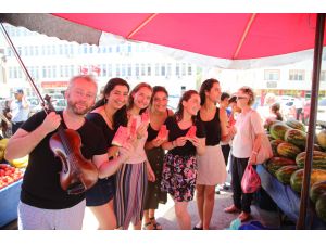 Konservatuvar öğrencilerinden semt pazarında kemanla konser