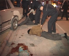 Polis aracına çarpıp kaçmaya çalıştılar