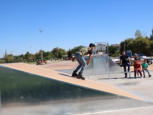 Beyşehir’de paten ve kaykaya ilgi artıyor