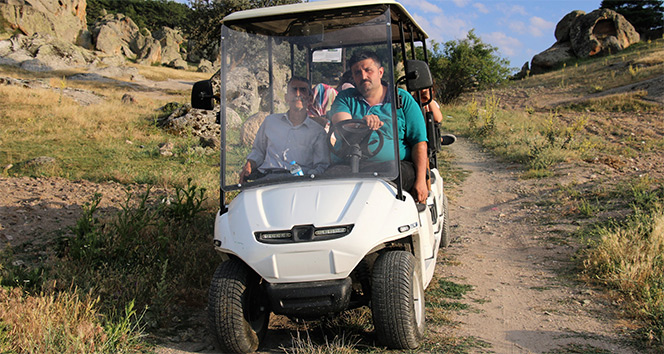 Bu köye gelenler golf arabasıyla geziyor