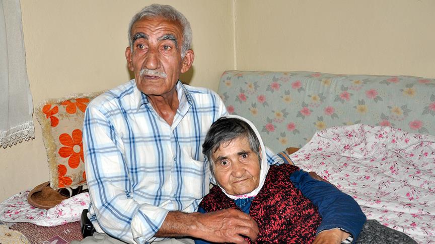 Felçli eşine 'bebek' gibi bakıyor