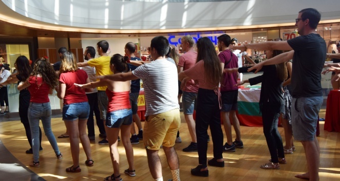 Kadına şiddete dans ile dikkat çektiler