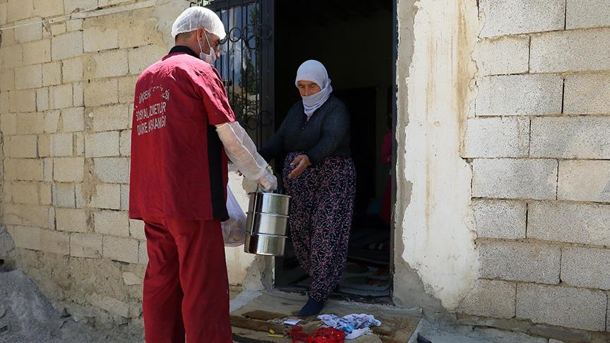 İhtiyaç sahibi ailelere 'kapıya teslim' sıcak yemek
